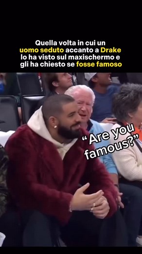 “MA SEI FAMOSO?” 🤨😮‍💨 🔙 Quella volta che, nel 2021, Drake — uno che di solito non può fare un passo senza essere riconosciuto — si è ritrovato protagonista di uno dei momenti più genuini e involontariamente comici della sua vita pubblica. 🏀 Seduto a bordo campo durante una partita NBA tra Oklahoma City Thunder e Houston Rockets, il rapper ha vissuto una parentesi di pura normalità accanto a una coppia che, semplicemente, non sapeva chi fosse. 📹 Le telecamere lo inquadrano: Drake è rilassat