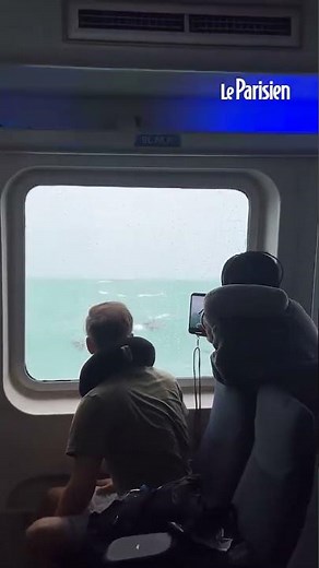 Les bagages d'un ferry passent par-dessus bord