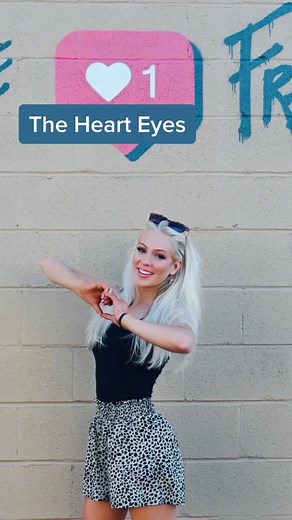 Best Poses for Photos in Front of Murals