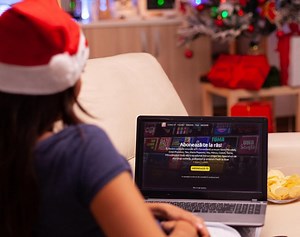 O gașcă de comedianți din București lansează prima platformă de stand-up comedy din țară, Comedy Box. Emisiuni, show-uri și multe altele vor fi disponibile din 12 decembrie • TIMP LIBER