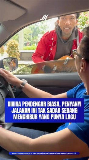 MUSIK INDONESIA 🇮🇩 on Instagram: "Sebuah kejadian lucu sekaligus bikin bangga terjadi ketika seorang penyanyi jalanan tampil all out menyanyikan lagu Java Jive tepat di depan Noey, bassist Java Jive. Yang bikin heboh? Dia sama sekali tidak tahu kalau yang ia hibur adalah orang yang terlibat langsung dalam penciptaan lagu itu. Mudah rezeki orang baik 😍. #musikku | @musikkupedia - Credit : @noeyjavajive"