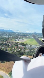 L’Aéroport Annecy Haute-Savoie Mont-Blanc se situe dans un environnement montagneux exigeant, entre le lac d’Annecy et les reliefs alpins et pré-alpins. 🏔️ 🛫 L’approche finale nécessite un alignement précis dans l’axe de la piste principale en 𝗮𝘀𝗽𝗵𝗮𝗹𝘁𝗲 𝗱𝗲 𝗽𝗿𝗲̀𝘀 𝗱𝗲 𝟭 𝟲𝟬𝟬 𝗺𝗲̀𝘁𝗿𝗲𝘀, avec une attention particulière portée au relief, aux obstacles naturels, aux zones urbanisées à proximité et aux conditions aérologiques locales (vents et turbulences). | Aéroport Annecy Haut