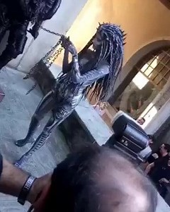 81K views · 293 reactions | No sabemos dónde es esto, pero hay que reconocer que el disfraz (o cosplay, como se dice ahora) del alien y su acompañante están la mar de currados. EDITO: Es en Suiza, en el museo del artista H.R. Giger (el padre de Alien). Gracias Sergio por la info. https://www.elrellano.com/videos_online/18046/alien-y-su-acompanante.html | elRellano.com | Facebook