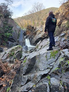 Bonsoir à tous 🙂 Un petit tour à la cascade de Catllar, au cœur de la Castellane. Un lieu paisible, accessible en 30 minutes de marche depuis le village. À très vite pour de nouvelles escapades les amis... #Randonnée #pyreneesorientales #occitanie #catllar | Les Escapades de Mika