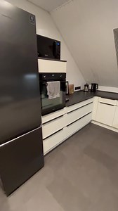 Küchentraum mit Dachschräge 🤍🖤🏡 Auch für kleine Räume mit Dachschrägen gibt es viele Möglichkeiten, den begrenzten Platz effizient zu nutzen und tolle Küchen einzubauen. Zum Beispiel lässt sich viel Stauraum und zusätzliche Arbeits- oder Ablagefläche unter der Schräge mittels passender Schränke schaffen. So bleibt keine Ecke im Raum ungenutzt 😍 Dir fehlt noch die passende Küche für dein Zuhause? Dann lass dich ganz unverbindlich von unseren Küchenexperten beraten! Einfach einen Termin in dei