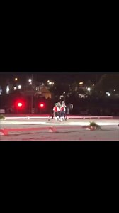 Fandango português O fandango é uma dança tradicional portuguesa, especialmente popular nas regiões do Algarve e do Alentejo, e muitas vezes é associado a celebrações e festividades. A versão com cavalos, conhecida como "fandango de cavalos", integra a dança com a equitação, onde os cavaleiros dançam e realizam acrobacias em seus animais, criando um espetáculo visual. Essa prática destaca a relação cultural entre a dança, a música e a tradição equestre em Portugal. Vídeo: Miguel da Fonseca Web.c