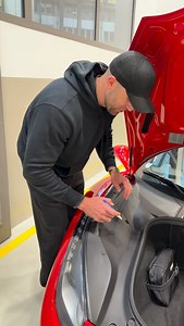 C’est la première fois qu’on me demande de signer une belle Ferrari et c’est un accomplissement pour moi ❤️ Pas sûr qu’elle prenne de la valeur pour autant 🤣 | GMK