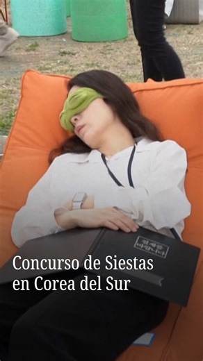 El gobierno de la ciudad de Seúl, en Corea del Sur, organizó un concurso de siestas reparadoras a orillas del Río Han. Este país atraviesa una crisis de falta de sueño en la población por los niveles tan excesivos de trabajo. #viralnmás #coreadelsur #sueñoprofundo