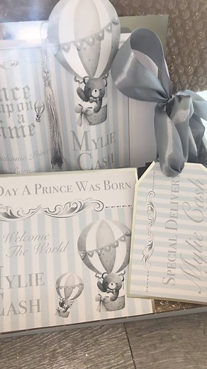 Welcome to the world 🎈 Our 3D open book, place card and matching tag 🪄 #handmadecardsarethebestcards #bespoke #luxurycards #keepsakes #birthannoucement | Handmadebyjasx