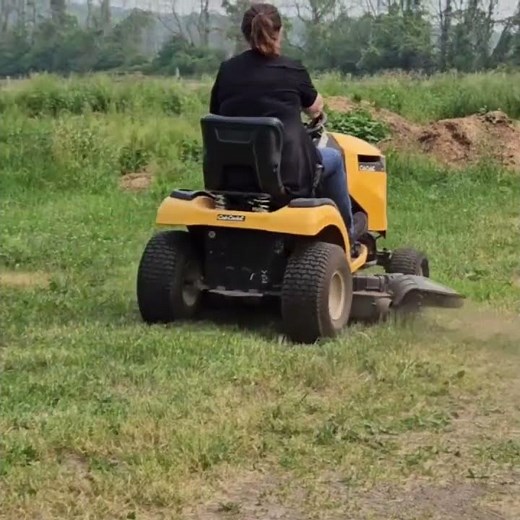 CUB CADET XT1 ENDURO SERIES RIDING LAWN MOWER