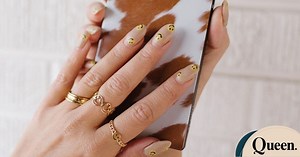 Smiley face nails: 10 μανικιούρ με χαμόγελα που θα σου φτιάξουν αμέσως τη διάθεση