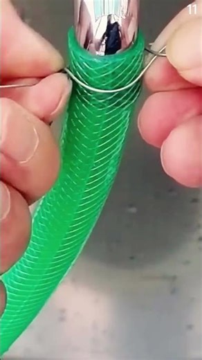 Teknik pengikatan selang pada kran agar tidak mudah lepas dengan kawat besi dan alat tang #shorts