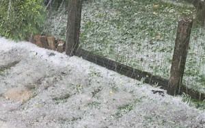 FOTO in VIDEO: Oblačno vreme spremljale nevihte, lokalno tudi toča