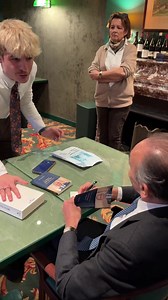 📚 « Vous m’avez appris la chanson de Roland grâce à votre livre Le Destin français. Je n’avais que 12 ans. » Éric Zemmour a formé de nombreux jeunes grâce à ses livres. C’est toute une nouvelle génération de militants qui se lève aujourd’hui pour défendre la France. | RECONQUÊTE