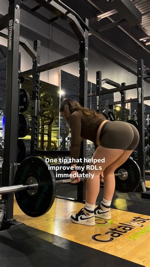 E v E on Instagram: "It’s no secret I love RDLs But the form is not the easiest. Here is one of my tips that I tell all of my dancers. Pretend you are pushing a drawer behind you closed with your booty. Don’t forget to allow your legs to bend. Try it out! #Dance #Dancer #DancerWorkout #DancerFitness #DancersWhoLift #StrengthAndConditioning #DancerStrength #Romanian #RomanianDeadLift #WorkoutTips #RDL #Gym #GymGirl #GirlsWhoLift"