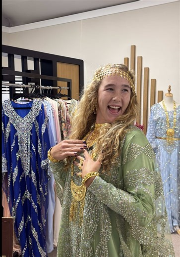 Dressed to the nines 👑💚 Mirra Andreeva learned about the Emirati culture and their traditional attire. #WTA #MirraAndreeva #Tennis #Dubai #Fashion