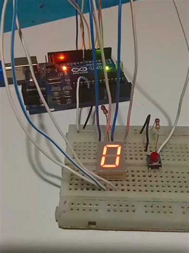 🚀 ¡Contador Cronómetro Digital en un solo proyecto! 🔘⏱️ Final regresivo épico 💥 | 🏷️ #Arduino #Display7Segmentos #ContadorDigital #Cronómetro #ElectrónicaFácil #ProyectoArduino #Maker #DIYArduino
