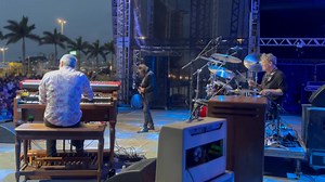 So sorry we weren’t able to complete a great show with this great band for you tonight @portobluesound . Show was cut 20min short due to high wind warnings. 💨💨💨💨💨 Hope one day we can come back and complete it. Love you Florianopolis! 🙏🏼🙏🏼🙏🏼 Drums: @garyhusband1 B3: @hendokeys . . . . @prsguitars @naskatracolle Sound: Rick Wheeler Video: @milamkelly / @milamphotoarts | Robben Ford Music