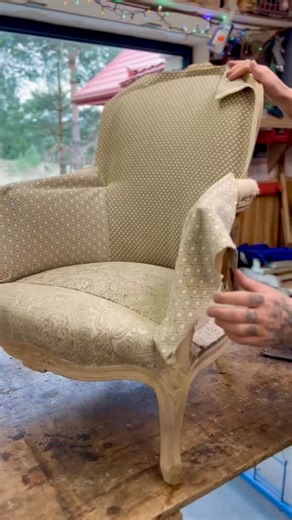 Tapicerstwo to również sztuka łączenia faktur i tkanin. #alecudo #customfurniture #tkaniny | ALE CUDO tapicerstwo meble tkaniny