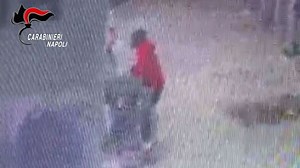 „Das ist nicht dein Sohn! Gib ihn mir!“ Video zeigt, wie fremder Mann Mutter ihren Sohn (5) entreißen will