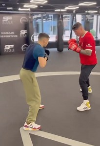El ‘NIÑO’ Torres 🔥 El español luce con los guantes… y además portando la camiseta de Trent 😮🥊 🎥 X/ capvirgvl | SportsCenter ESPN