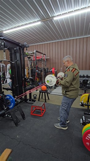 Scott H. Mendelson on Instagram: "Keeping the bar level adds tremendous muscle fiber stimulation for excellent biceps development. Our clients earn rapid rates of body fat loss while gaining muscle by making sets last 30 to 50 seconds combined with very short rest periods to naturally optimize fat 🔥 hormones. @farmerboyfitness level built into the bar requires constant focus and helps to detect weakness very quickly!"
