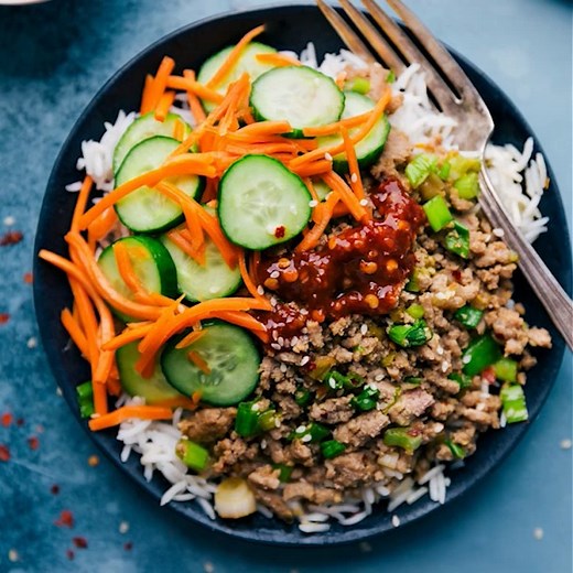 These Korean Ground Turkey bowls start with white rice and are piled high with sweet and spicy ground turkey and quick pickled veggies. RECIPE: https://www.chelseasmessyapron.com/korean-ground-turkey/ | Chelsea's Messy Apron