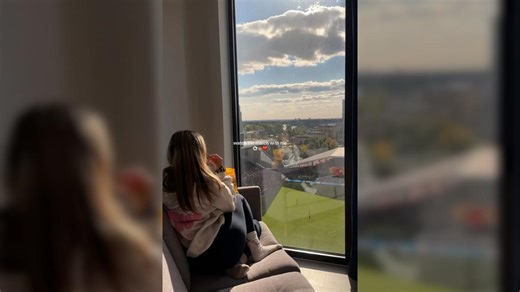 La maldición que sufre una cantante desde que puede ver partidos de la Premier desde su casa