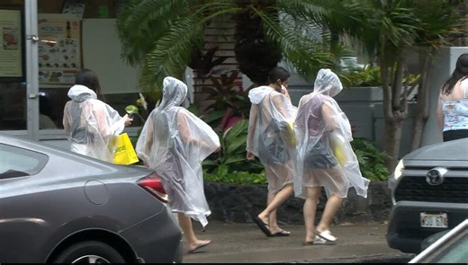 Storm didn’t stop tourists, locals from enjoying Waikiki despite ponding