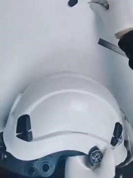 HOW TO INSTALL THE HARD HAT VISOR？