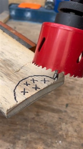 Drill wood corners with a hole saw without slipping Simple trick for straight, precise cuts every time #WoodworkingTip #PerfectHoleSaw #USA | Do It YourSelf