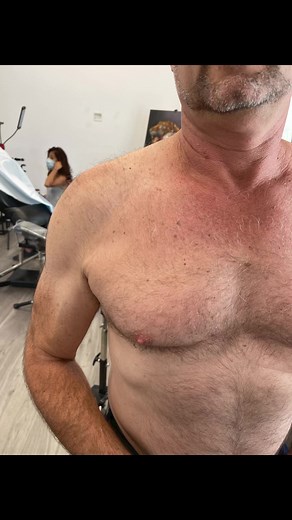 10M views · 474K reactions | Un tatuaje de reloj en espiral en el pecho con toques de color amarillo y rojo. Logré un efecto 3D en la parte del corazón y cicatrizó perfectamente. ¡Mi cliente quedó muy feliz! #tattoostencil #blacktattoos #darwinenriquez | Darwin Enriquez | Facebook