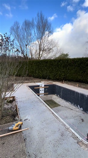 Retour sur nos piscine d’hiver pour les finitions🤩✅ décoffrage pose de margelle et préparation pour la chape de finition 💥✅#piscine #carrelage #chantier #piscinedesjoyaux #newcreator @piscinesdesjoyaux.crecy