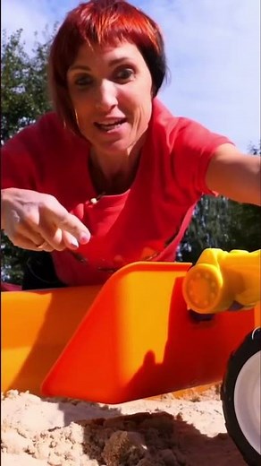 The bulldozer found toy fruits in the sand — Masha is cleaning them with a brush!