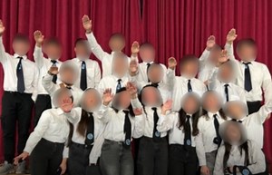 Ναζιστικός χαιρετισμός μαθητών: Έγινε με προτροπή καθηγήτριας, δέχεται bullying η μαθήτρια που το κατήγγειλε | AlphaNews