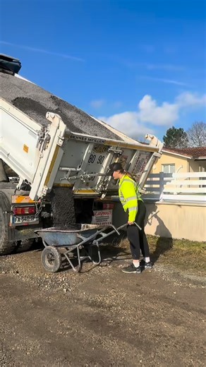 SC-ASPHALTE | Sur le chantier 💪 Application d’un bitume émulsion + gravier 2/6 gris Précision, savoir-faire et efficacité 🎯 Résultat propre et durable... | Instagram