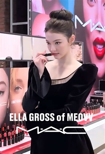 Replying to @Pompompurin GRWMAC and ELLA for the Powder Kiss pop-up event in Seoul 💋 Our MAC Global Brand Ambassador takes us back to her dance recital days with a ballet-slipper pink lip look, courtesy of Powder Kiss Hazy Matte Lipstick in Stay Curious. ELLA from @MEOVV for M•A•C Cosmetics M•A•C Cosmetics Korea Shop now – online or at your nearest MAC Store. #MACPowderKiss #GRWMAC #MEOVV #ELLA #미야오