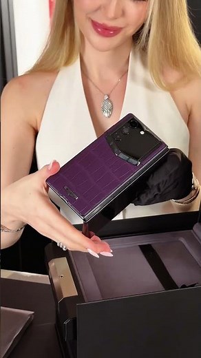 What features make the VERTU AlphaFold unboxing stand out?