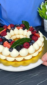 Le torte di laurea che ci piacciono👀❤️ Ecco la stratificazione: -sablè classica -crema diplomatica al limone -gelèe di frutti di bosco -frutti di bosco freschi #creamtart #fruttidibosco | Simone Meli