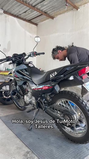 🔧 ¿Tu AVA Tigrito 175cc ya no responde como antes? Desarmamos esta enduro tan usada en Barquisimeto y encontramos: 🛑 Cadena seca y mal lubricada 🛑 Rolineras trabajando en falso (sin grasa) 🛑 Carburador obstruido por el uso diario ✅ Lo solucionamos: • Limpieza y lubricación PROFUNDA de cadena • Engrase premium de rolineras y ejes • Limpieza y entonación de carburador El resultado: una Tigrito que vuelve a tener esa aceleración ágil y segura. 📍 Barquisimeto | Zona Industrial 📲 ESCRIBE