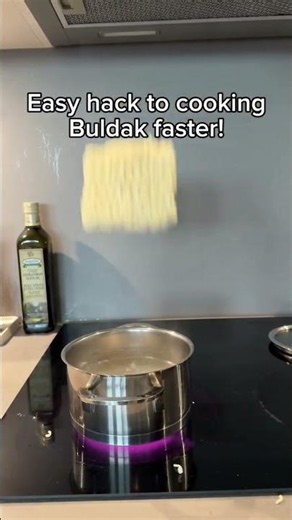 Ez hack to speed your cooking up by 2x! Save this for later 💡🧠 #buldak #Ramen #spicy