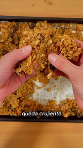 🥣 ¿Por qué la granola queda crujiente, aromática y se conserva por tanto tiempo?�Sí, ¡hay ciencia detrás de esto!�Te explico cómo ingredientes simples como la avena, el aceite y la miel interactúan en el horno para dar esa textura perfecta.�El calor, la caramelización y la baja actividad de agua hacen todo el trabajo.�¿Y tú? ¿Le añades algo más a tu granola casera? 🔬 Esto es #CienciaYCocina�👇 Cuéntame en los comentarios Receta del video 300 gr avena 125 gr miel 60 gr aceite de maravilla o coc