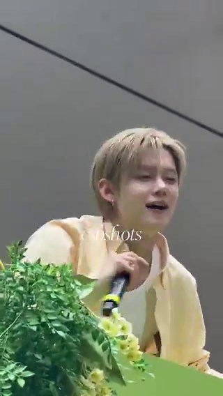 so yeonjun not only came back after leaving to greet fans again but even performed 2 songs, ggum and talk to you!! the cheers and chanting of “choi yeonjun” are soooo loud!! 💚💚💚#YEONJUN #연준 #ヨンジュン @TXT_bighit