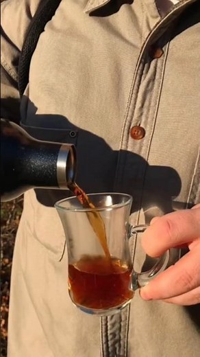 How does a "Thermos" keep coffee hot and water cold for hours?