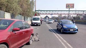 🚗💥 Dos lesionados tras accidente por bache en av. 608 en San Juan de Aragón, GAM 🚑 Dos personas resultaron lesionadas esta mañana luego de un choque registrado sobre avenida 608, en la zona de San Juan de Aragón, en la alcaldía Gustavo A. Madero. De acuerdo con el reporte preliminar, el percance involucró a un automóvil particular y una motocicleta que circulaban por la vialidad. 🕳️ Testigos señalaron que un bache en el pavimento provocó que uno de los vehículos perdiera el control, generand