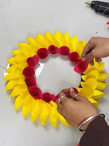 Christmas Wreath making #Christmas #DIY #crafts | Click For Craft