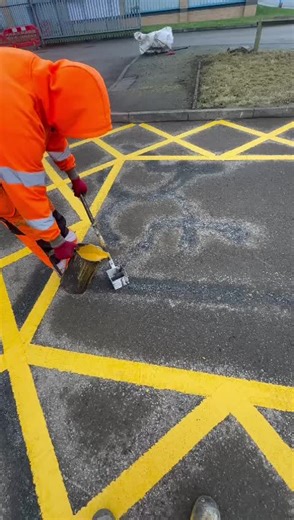 for all who like to see how it's done #linemarking