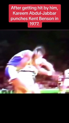 Kareem Abdul-Jabbar Punches Kent Benson in 1977