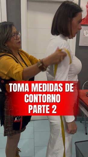 🧵¿Sabias qué así puedes tomar las medidas de contorno? Coloca la cinta métrica alrededor del cuerpo sin apretar, asegurándote de que quede nivelada y firme. Toma las medidas de cintura y cadera manteniendo una postura natural y relajada. Estas medidas son la base para crear moldes precisos y prendas que realcen tu figura. Ahora que ya sabes cómo hacerlo, ponlo en práctica y nota la diferencia. #costura #costurera #DIYmoda #costuracriativa #corteyconfeccion #costurafacil #fblifestyle | Escuela d