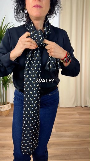 224K views · 3.1K reactions | 泥 Forma ganadora de ponerte el pañuelo con un nudo ‍♀️ A veces no hace falta un gran cambio para destacar, solo un detalle con estilo. Este nudo simple convierte tu look básico en uno lleno de elegancia y personalidad ✨ Probá distintos colores y texturas para adaptarlo a tu outfit del día  | Duende Yecla Moda y Complementos | Facebook